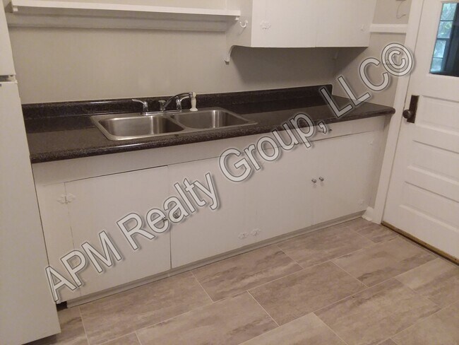 Foto del edificio - Updated Rosewood home!