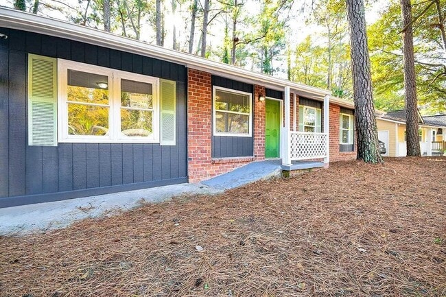 Building Photo - 185 Oak Dr SW