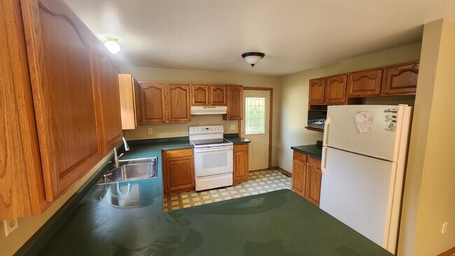 Foto del edificio - 2 Bed, 1 Bath Home with 2 Car Garage, Secl...