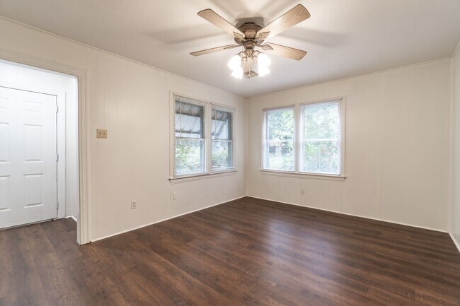 Foto del edificio - * Move-In Special - Half Off First Month's...