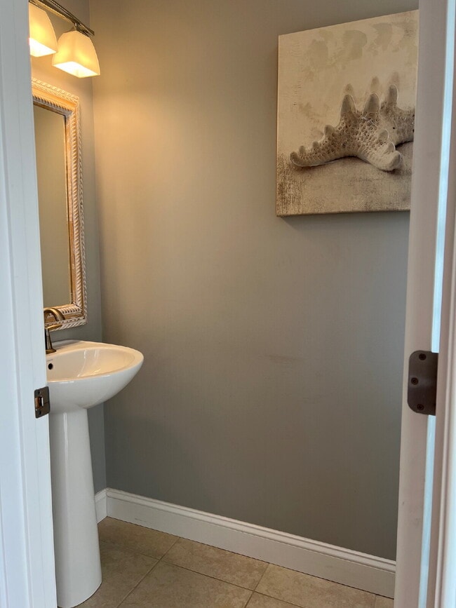 Building Photo - Gorgeous and newly renovated townhouse-sty...