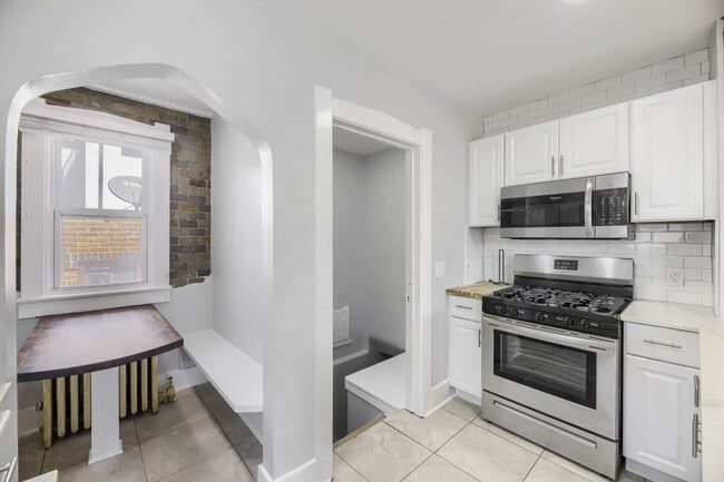 Building Photo - LOCATION LOCATION! Charming and updated bungalow located just west of Wash Park!!  Move in Specia...