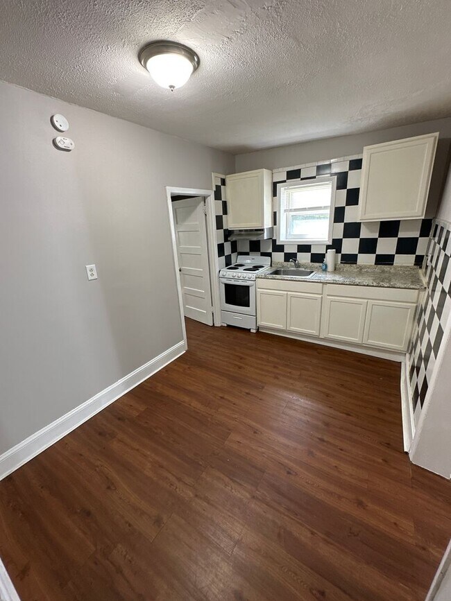 Building Photo - 101 N Gross St