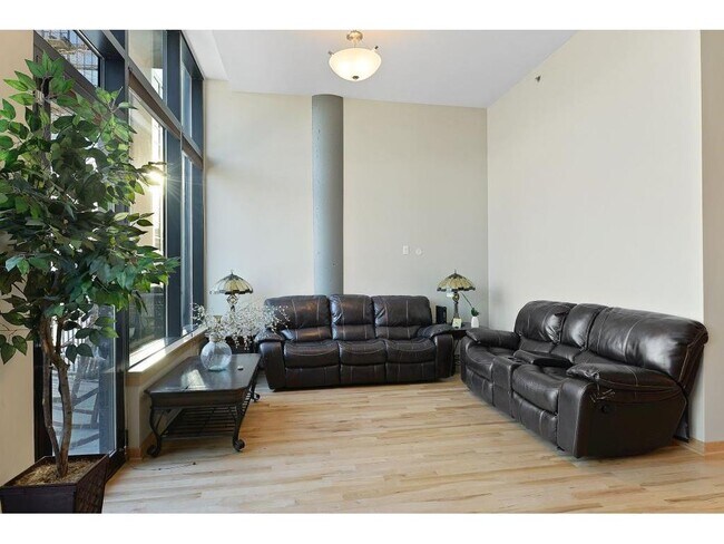 Building Photo - 215 10th Ave S