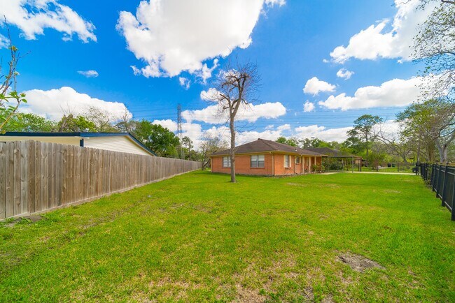 Building Photo - 7015 Kopman Dr