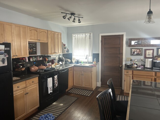 Building Photo - 9 Chestnut Ave