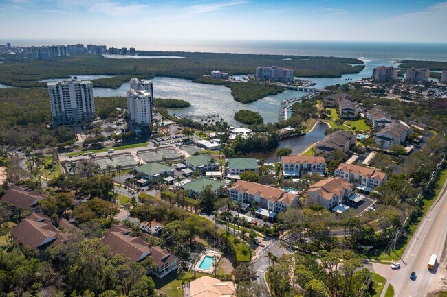 Foto del edificio - Upgraded Condo in Desirable Wiggins Bay