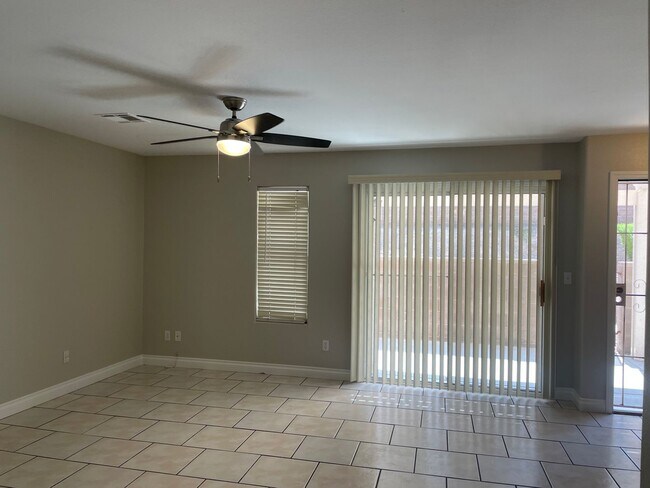 Building Photo - Town Home 3br, 3bath, 2cg.