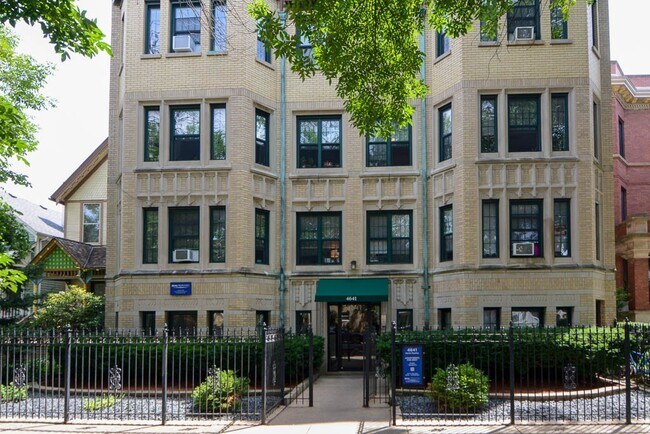 Building Photo - 4752 N Paulina St