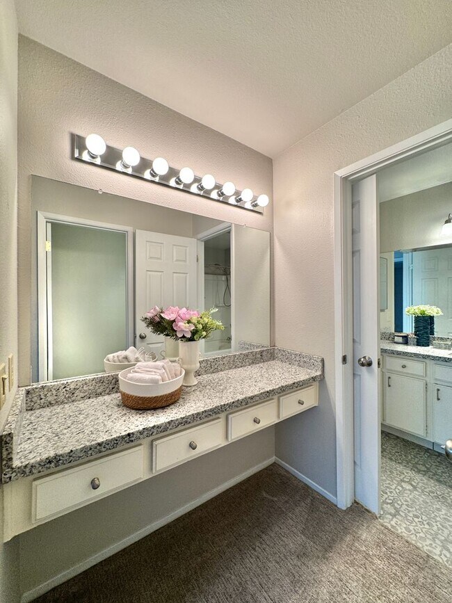 Foto del edificio - Charming 2 bed 1.5 bath condo, with attached 2 car garage!