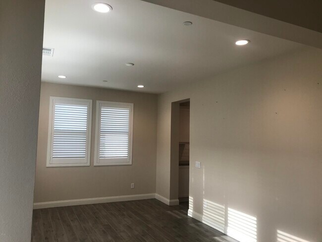 Foto del edificio - 458 S Saticoy Ave