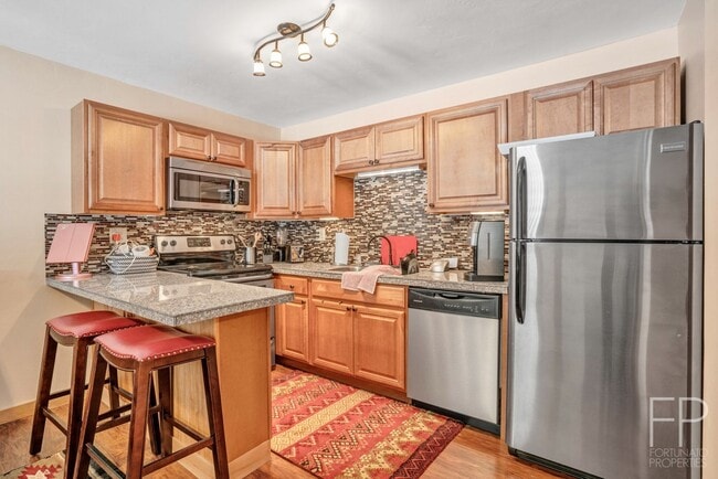 Foto del edificio - Year lease! Furnished, Move in 8/23/25! 10...