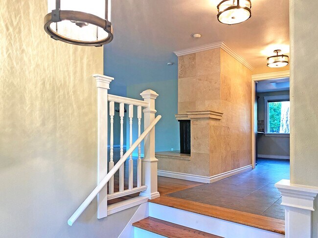 Foto del edificio - Gorgeous Split Level Craftsman Home in NW ...