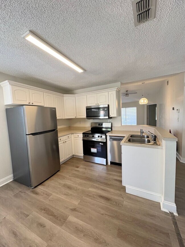 Foto del edificio - MOVE IN READY! 3 Bedroom, 2 Bath Condo w/ Balcony For Rent