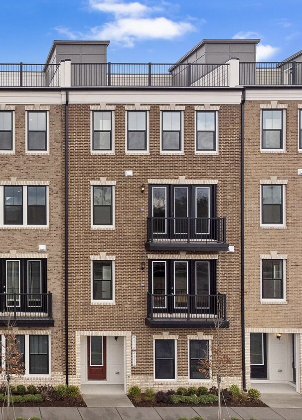 Foto principal - Brand-New Luxury 3BR Townhome-Style Condo ...
