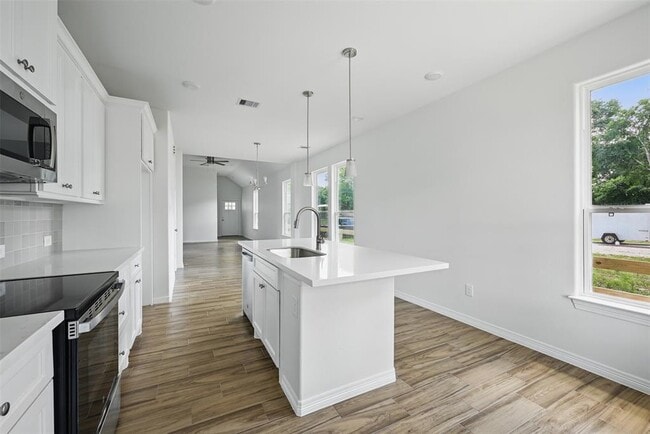 Foto del edificio - 24644 Cavan St
