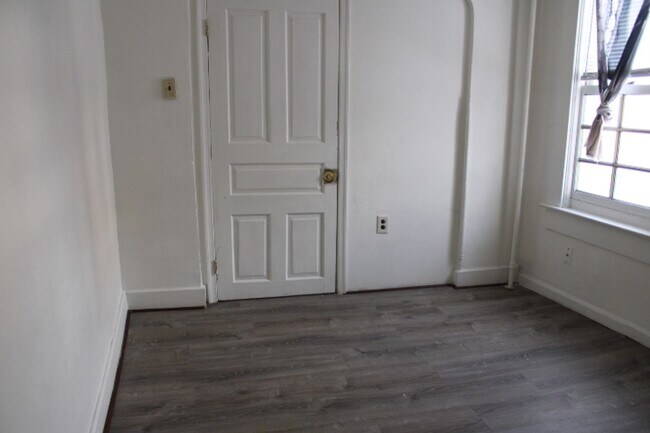 Foto del edificio - 128 S Main St