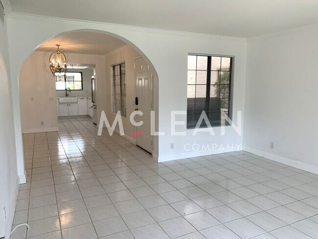 Foto del edificio - Beautiful Two Bedroom Condo in a Stunning ...