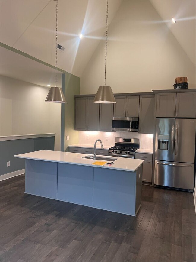 Building Photo - Amazing Location in Charlotte Park