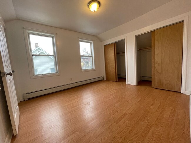 Building Photo - 66 Meadow St