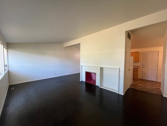 Building Photo - Three Bedroom House