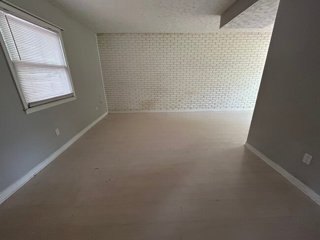Living room - 1120 Rolling Hill Dr