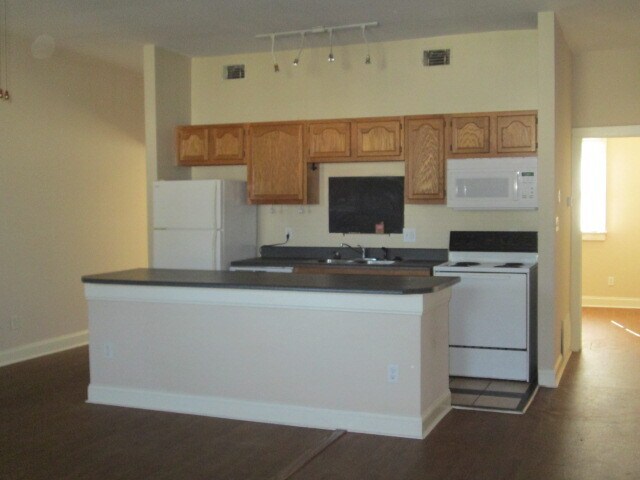 Building Photo - 548 E Hall St