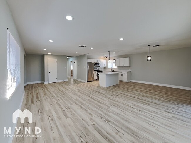 Building Photo - 3112 E Vegas Valley Dr