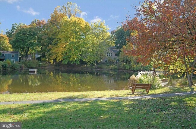 Foto del edificio - 9801 Burke Pond Ln