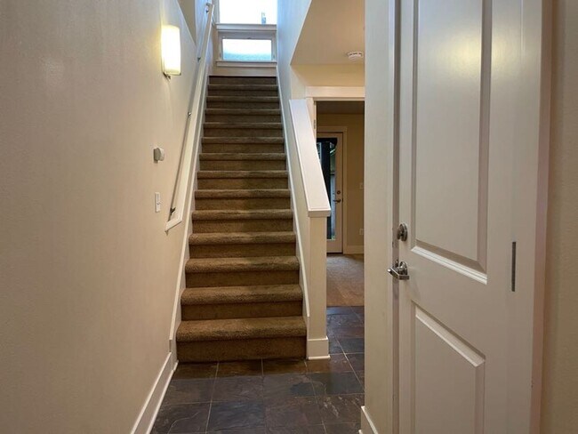 Foto del edificio - Light and Bright Greenwood Townhouse
