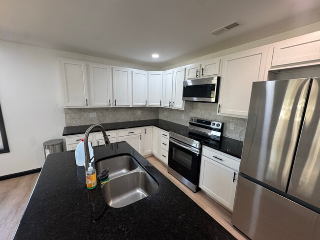 Building Photo - 1015 Glezen St