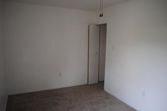 Building Photo - 13 Yawmeter Drive