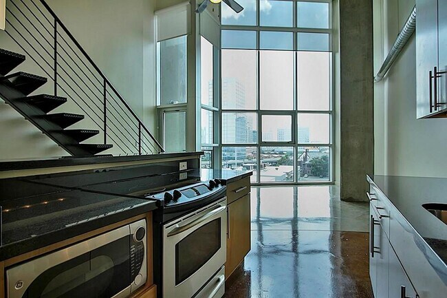 Building Photo - 2000 Bagby St
