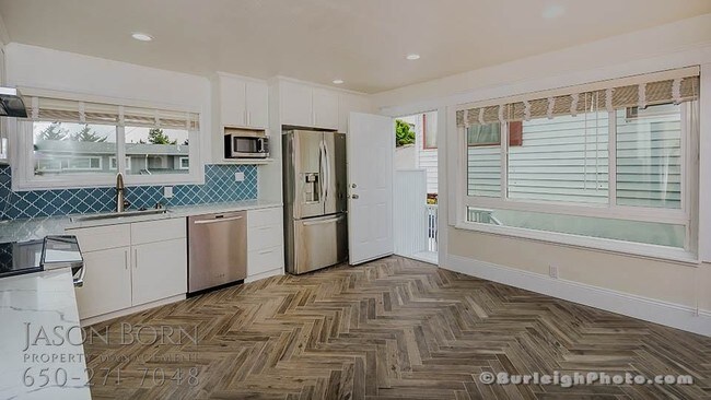 Building Photo - 1127 Manzanita Dr