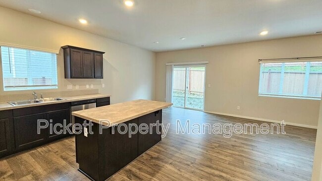 Foto del edificio - 6540 Yorktown Pl NE