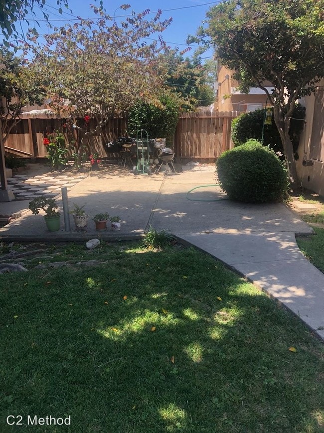 Building Photo - 1336 E Hellman St