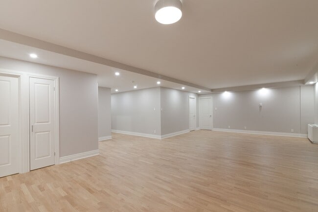 Building Photo - 4555 Av. Bonavista