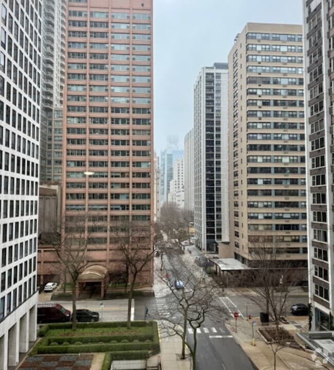 Building Photo - 253 E Delaware Pl