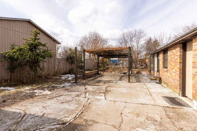 Building Photo - 3805 W Queen Ave