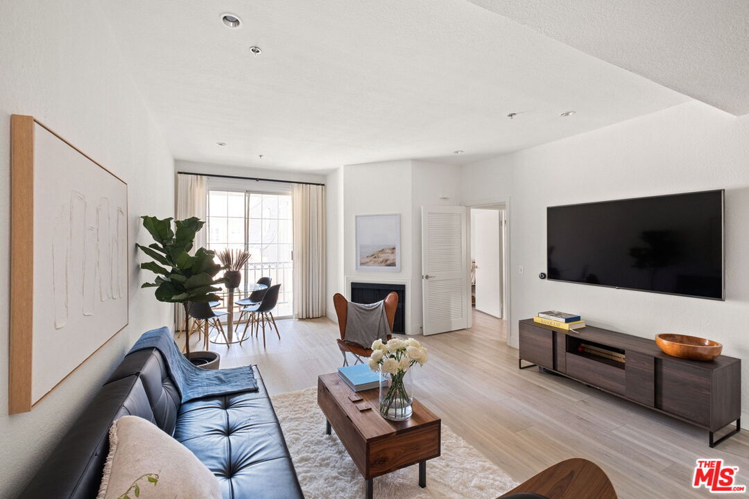 Foto principal - 585 N Rossmore Ave