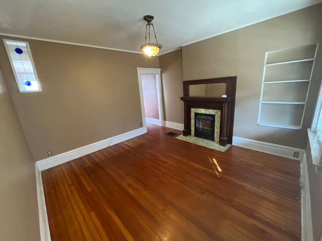 Building Photo - Super Cute 2 bedroom apartment German Vill...