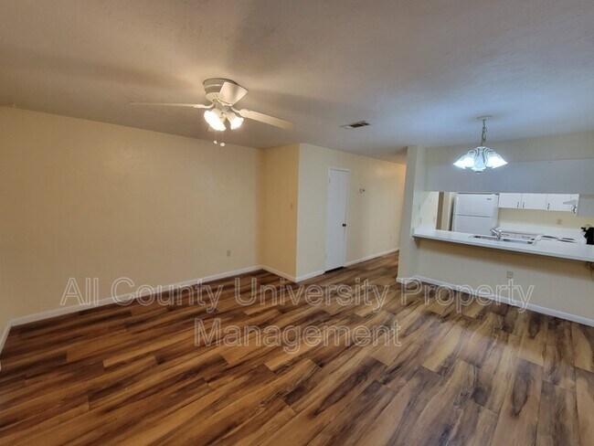 Building Photo - 2735 SW 35th Pl