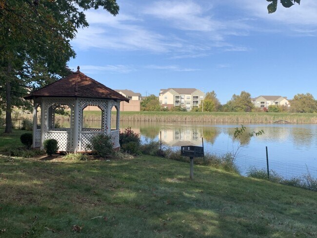 Foto del edificio - 1720 Lake Shore Crest Dr