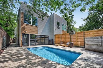 Building Photo - 4413 Roseland Ave