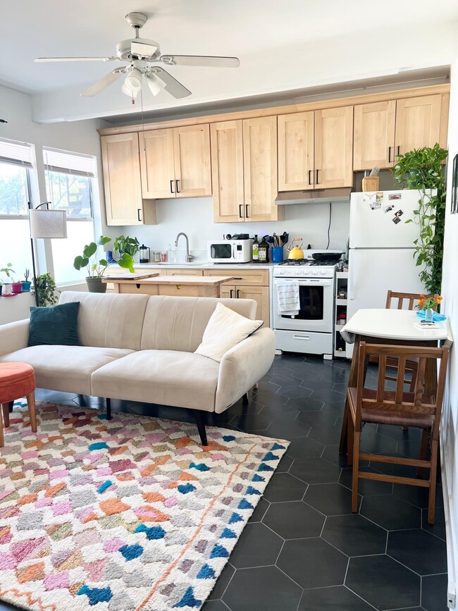 Building Photo - 202 E 33rd St