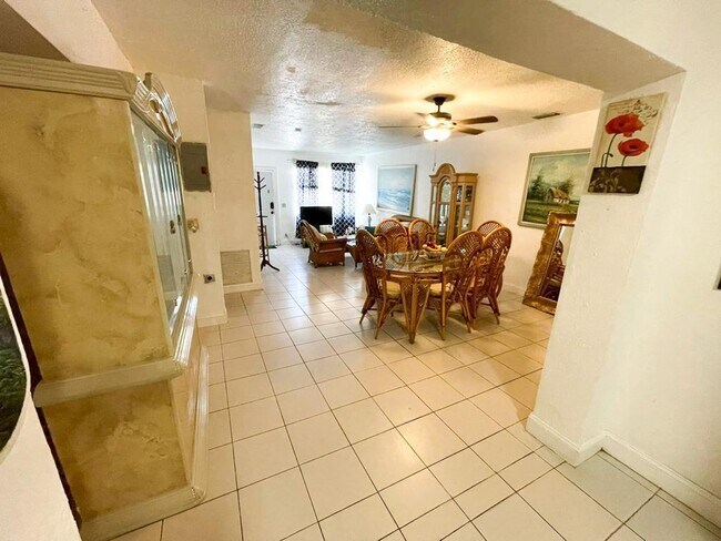 Foto del edificio - 915 Forest Hill Blvd