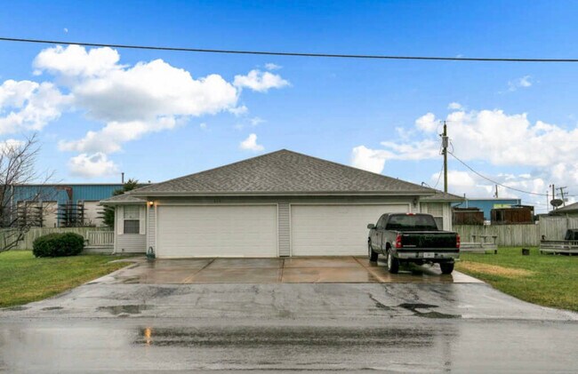 Building Photo - 670 W Meadowridge Dr