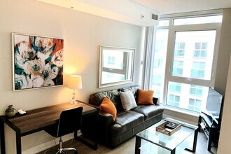 Building Photo - 199 Richmond St W