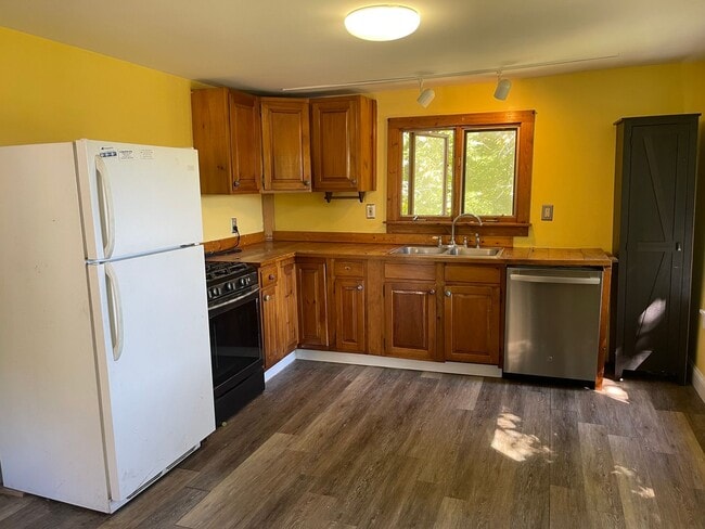 Building Photo - Your Lee Hideaway – Cozy 2BR + Office, Wal...