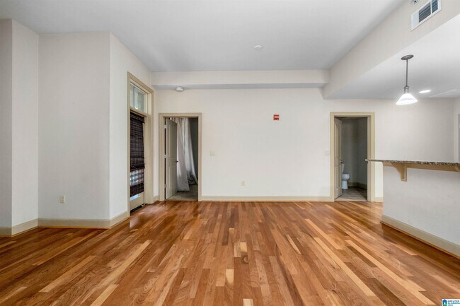 Foto del edificio - 1040 Broadway St